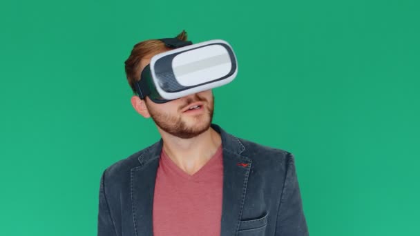 Mladý Muž Pomocí Moderních Brýlí Virtuální Reality Zeleném Pozadí — Stock video