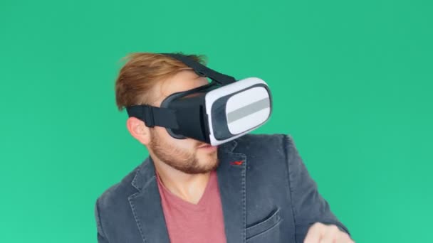 Hombre Joven Usando Gafas Realidad Virtual Modernas Fondo Pantalla Verde — Vídeos de Stock