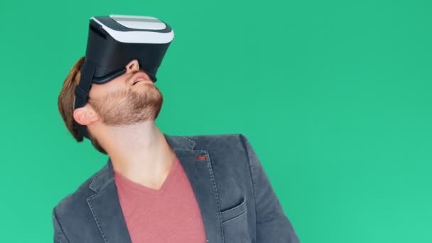 Hombre Joven Usando Gafas Realidad Virtual Modernas Fondo Pantalla Verde — Vídeos de Stock