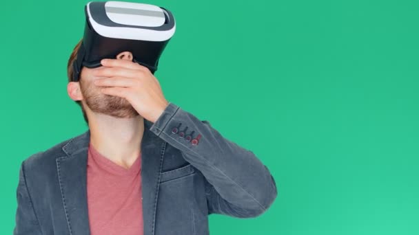 Jeune Homme Utilisant Des Lunettes Réalité Virtuelle Moderne Sur Fond — Video