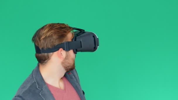 Jeune Homme Utilisant Des Lunettes Réalité Virtuelle Moderne Sur Fond — Video