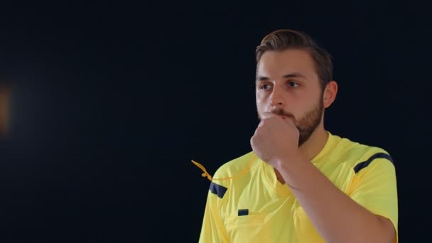 Fußball Schiedsrichter Auf Schwarzem Hintergrund Zeigt Var Video Assistant Referee — Stockvideo