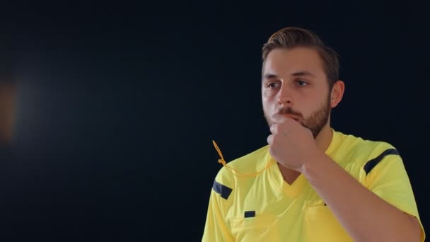 Calcio Arbitro Calcio Sfondo Nero Fischia Mostra Penalità Slow Motion — Video Stock