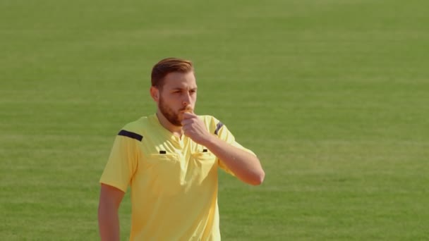 Football Soccer Játékvezető Mutatja Var Video Assistant Referee Kezekkel 75Fps — Stock videók
