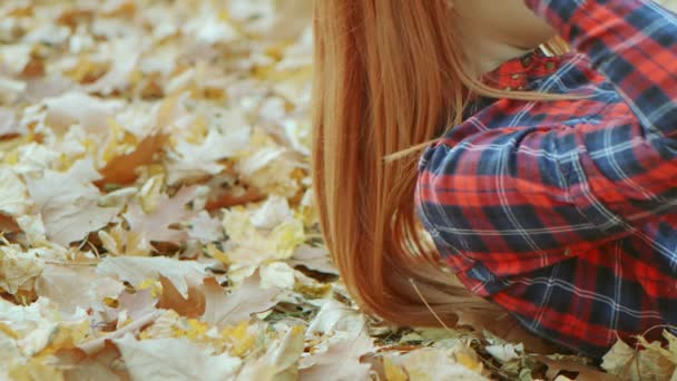 Retrato Uma Mulher Bonita Com Cabelo Vermelho Deitado Folhas Outono — Vídeo de Stock