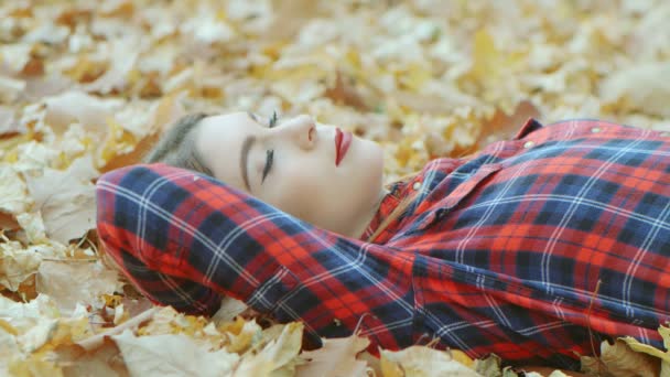 Портрет Красивої Жінки Червоним Волоссям Лежить Жовтому Осінньому Листі Жіноча — стокове відео