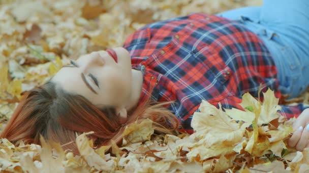 Portret Pięknej Kobiety Czerwonymi Włosami Leżącej Żółtych Jesiennych Liściach Kobieta — Wideo stockowe