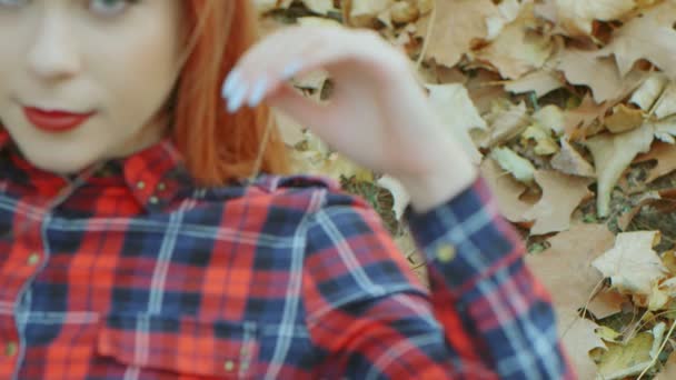 Portrét Krásné Ženy Rudými Vlasy Ležící Žlutých Podzimních Listech Žena — Stock video