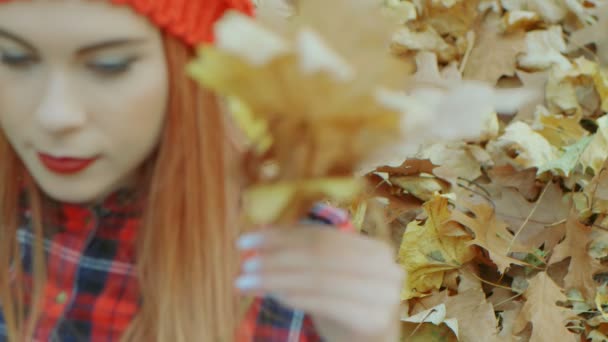 Portrait Une Belle Femme Chapeau Rouge Couché Dans Des Feuilles — Video