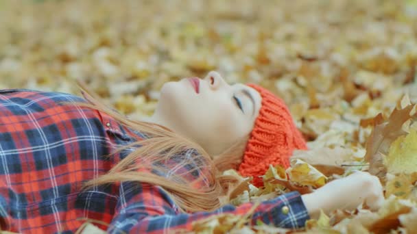 Retrato Uma Mulher Bonita Com Chapéu Vermelho Deitado Folhas Outono — Vídeo de Stock