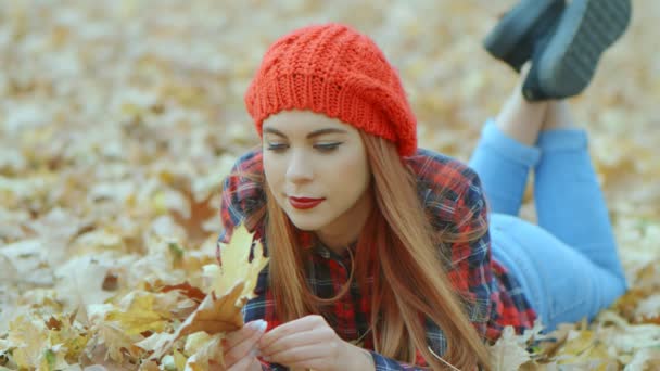 Retrato Uma Mulher Bonita Com Chapéu Vermelho Deitado Folhas Outono — Vídeo de Stock