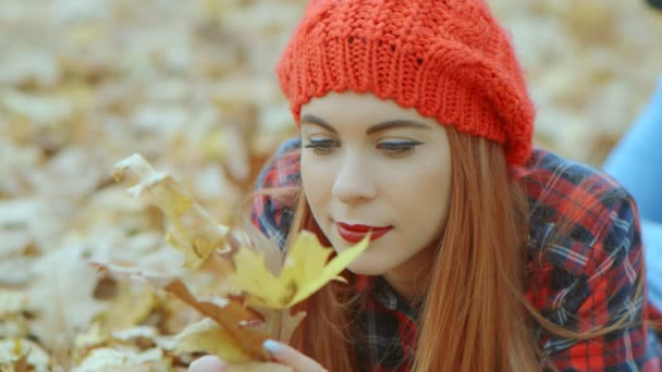 Sarı Sonbahar Yapraklarında Yatan Kırmızı Şapkalı Güzel Bir Kadının Portresi — Stok video