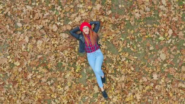 Luchtfoto Van Een Mooie Vrouw Liggend Gele Herfstbladeren Vrouwelijk Model — Stockvideo