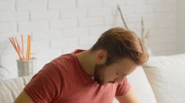 Sports Fan Reaction Concept - En sevdiği takım / oyuncu 4k 'yi izleyen bir taraftarın hayal kırıklığına uğramış tepkisi