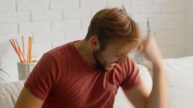 Sports Fan Reaction Concept - En sevdiği takım / oyuncu 4k 'yi izleyen heyecanlı spor taraftarı