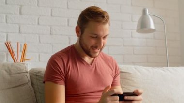 Sports Fan Reaction Concept - Heyecanlı spor fanatiği en sevdiği takım / oyuncusunu akıllı telefondan izliyor, 4K