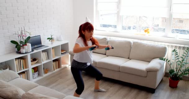 Covid 19のコンセプト 隔離中に一人で家でスポーツをしている女性 — ストック動画