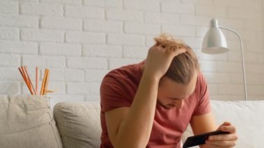 Sports Fan Reaction Concept - En sevdiği takım oyuncusunu akıllı telefondan izleyen bir taraftarın hayal kırıklığına uğramış tepkisi, 4K