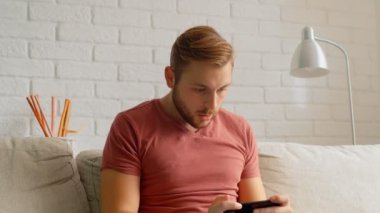 Sports Fan Reaction Concept - En sevdiği takım oyuncusunu akıllı telefondan izleyen bir taraftarın hayal kırıklığına uğramış tepkisi, 4K