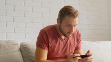 Sports Fan Reaction Concept - En sevdiği takım oyuncusunu akıllı telefondan izleyen bir taraftarın hayal kırıklığına uğramış tepkisi, 4K