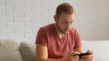 Sports Fan Reaction Concept - En sevdiği takım oyuncusunu akıllı telefondan izleyen bir taraftarın hayal kırıklığına uğramış tepkisi, 4K