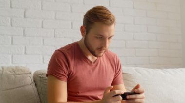 Sports Fan Reaction Concept - En sevdiği takım oyuncusunu akıllı telefondan izleyen bir taraftarın hayal kırıklığına uğramış tepkisi, 4K