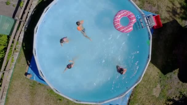 Crianças Caucasianas Felizes Divertindo Uma Piscina Jardim Vista Superior Férias — Vídeo de Stock