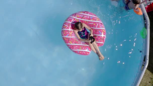 Crianças Caucasianas Felizes Divertindo Uma Piscina Jardim Vista Superior Férias — Vídeo de Stock