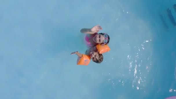 Glückliche Kleine Kaukasische Kinder Die Sich Einem Schwimmbad Einem Garten — Stockvideo