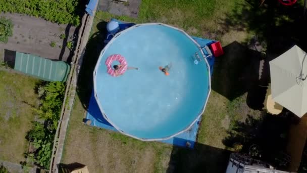 Glada Små Kaukasiska Barn Som Har Roligt Pool Trädgård Högst — Stockvideo