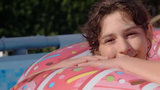 Jaar Oud Gelukkig Schattig Blank Meisje Liggend Een Opblaasbare Donut — Stockvideo