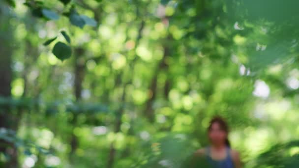 Femme Courant Jogging Dans Bois Forêt Ralenti — Video