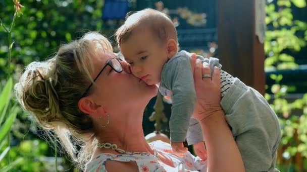Mormor Håller Barnbarn Visar Familj Kärlek Och Tillgivenhet Slow Motion — Stockvideo