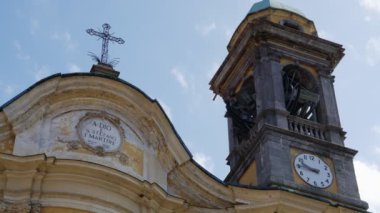 Çan kulesi kilisesinde çanlar çalıyor, Canzo, Bergamo, İtalya, 4k
