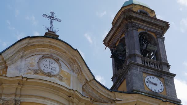 Ringeklokker Klokketårnkirken Canzo Bergamo Italia – stockvideo