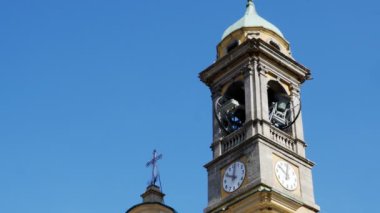 Çan kulesi kilisesinde çanlar çalıyor, Canzo, Bergamo, İtalya, 4k