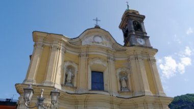 Çan kulesi kilisesinde çanlar çalıyor, Canzo, Bergamo, İtalya, 4k