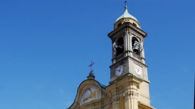 Çan kulesi kilisesinde çanlar çalıyor, Canzo, Bergamo, İtalya, 4k