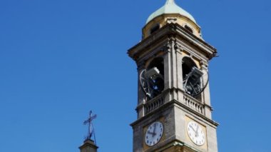 Çan kulesi kilisesinde çanlar çalıyor, Canzo, Bergamo, İtalya, 4k