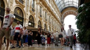 MILAN, ITALY 7-15-2019: Milano 'daki Galleria Vittorio Emanuele II' deki insanlar. 1875 yılında inşa edilen bu galeri Milano 'daki en popüler alışveriş merkezlerinden biridir. 4k
