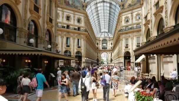 意大利 2019年7月15日 米兰埃马努埃莱二世的人 这座建于1875年的画廊是米兰最受欢迎的购物区之一 — 图库视频影像