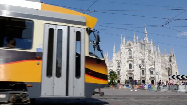 Milán Italia 2019 Tranvía Cerca Duomo Milano Catedral Milán Ciudad — Vídeo de stock