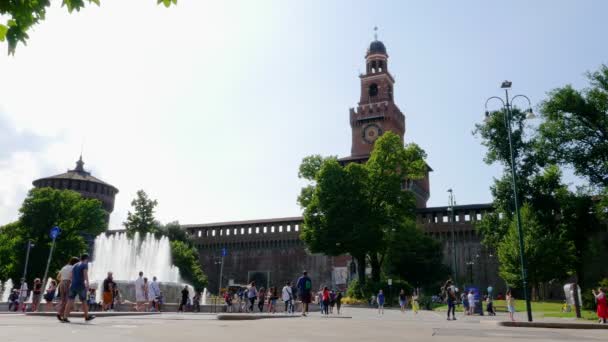 Mensen Sforza Castle Castello Sforzesco Een Kasteel Italië Een Van — Stockvideo