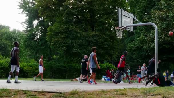 Milán Italia 2019 Hombres Jugando Baloncesto Parque Milán Italia — Vídeo de stock