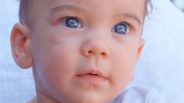 6ヶ月の男の子の顔の閉鎖肖像画 子供や親の愛の世話の概念 4Kスローモーション — ストック動画