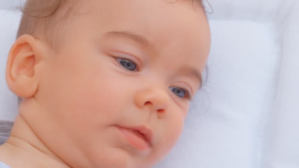 6ヶ月の男の子の顔の閉鎖肖像画 子供や親の愛の世話の概念 4Kスローモーション — ストック動画