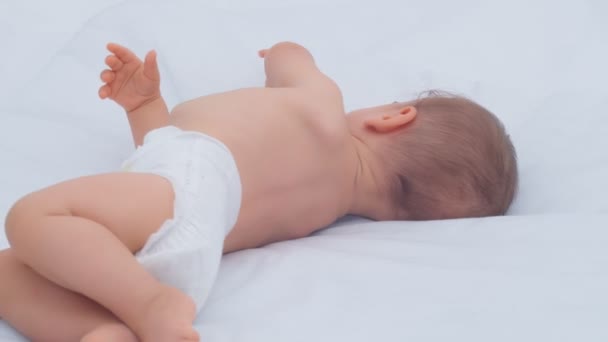 Niño Meses Mira Alrededor Sonríe Concepto Cuidado Los Niños Amor — Vídeos de Stock