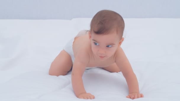 Mesi Bambino Guarda Intorno Sorride Concetto Prendersi Cura Dei Bambini — Video Stock