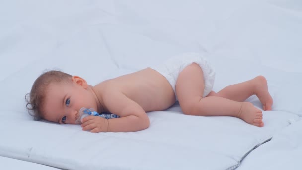 6ヶ月の赤ちゃんの男の子が周りを見て笑顔 子供や親の愛の世話の概念 4Kスローモーション — ストック動画