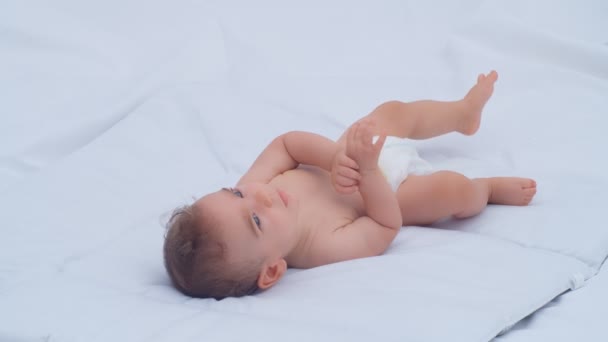 6个月大的男婴环顾四周 微笑着 照顾孩子和父母之爱的概念 4K慢动作 — 图库视频影像